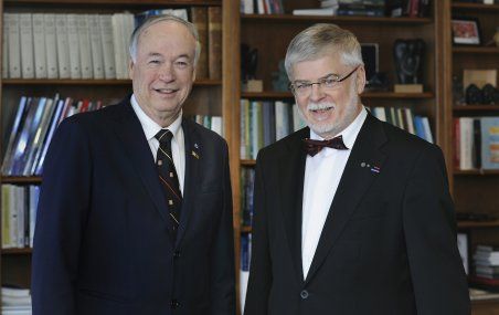 Le recteur et président du Conseil universitaire, Denis Brière, en compagnie du président du Conseil d'administration, John R. Porter.