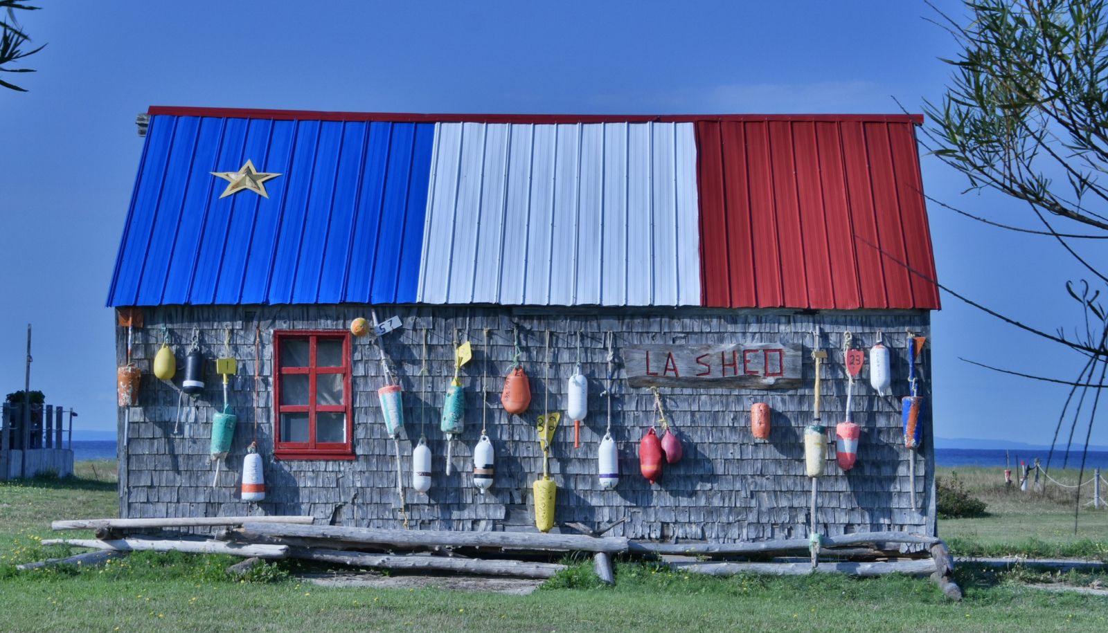 <p>La culture acadienne, tout comme celle d'autres communautés francophones du Canada et des États-Unis, est analysée dans la série de 12 capsules vidéo intitulée «Démystifier des idées reçues sur les francophonies nord-américaines», réalisée par la CEFAN.</p>