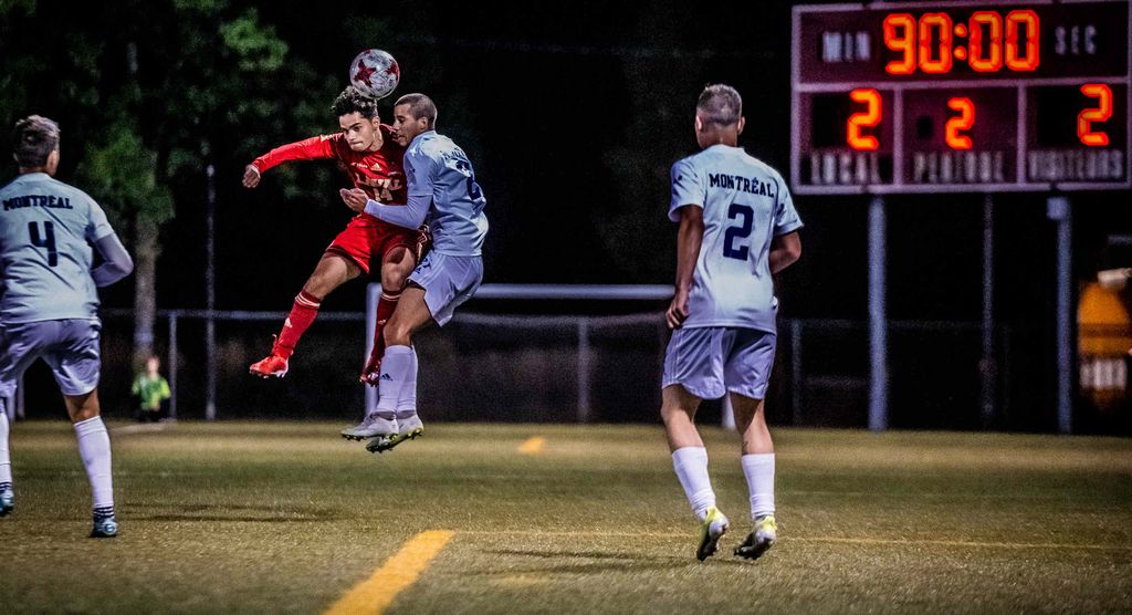 L’équipe masculine de soccer Rouge et or lors d'un match contre les Carabins de l'Université de Montréal.