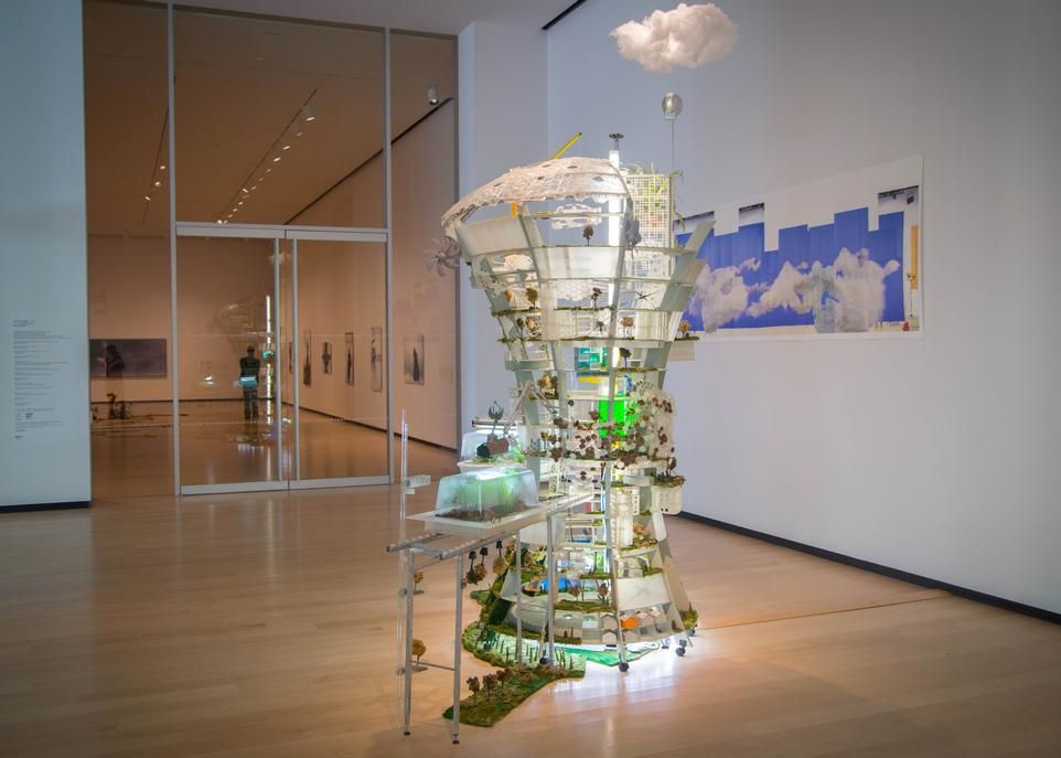Les visiteurs du MNBAQ sont accueillis par Cité laboratoire, une œuvre de Daniel Corbeil. Inspirée des constructions futuristes, cette sculpture explore les liens utopiques entre l'urbanisme et l'écologie.