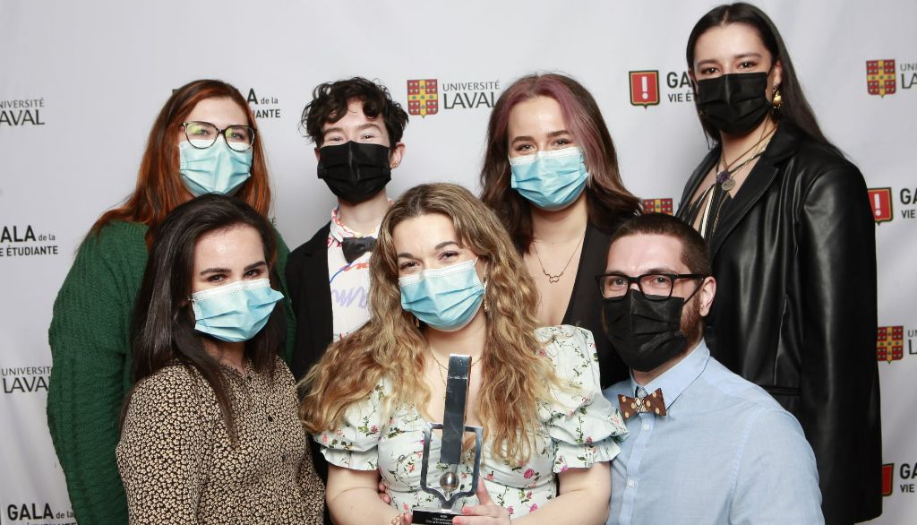 <p>Une partie de l'équipe de Faut qu'tu m'expliques à la soirée de Gala. Martine Voisine, au centre, a fait un baccalauréat en sciences biomédicales et commencé une maîtrise en médecine moléculaire avant d’entamer son doctorat de premier cycle en médecine. Elle est entourée de ses collègues en art et science de l'animation, en biologie, en administration, en gestion de projet et en études autochtones. </p>