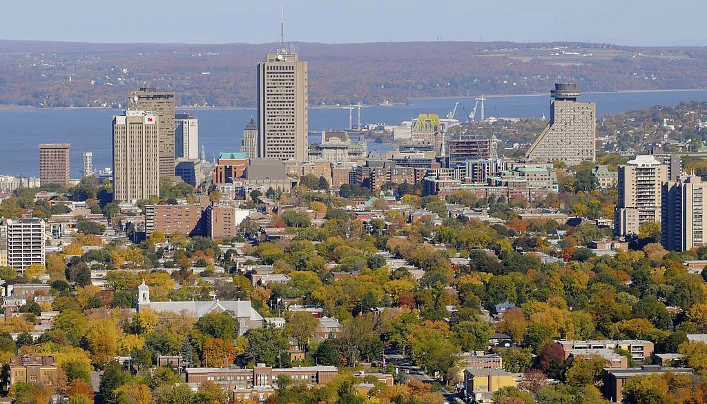 Vue d’une partie de la haute-ville de Québec. Elle donne une idée de l’importance de la forêt urbaine dans la capitale. La Ville de Québec vise à faire passer son pourcentage de canopée de 32 à 35% d’ici 2025.