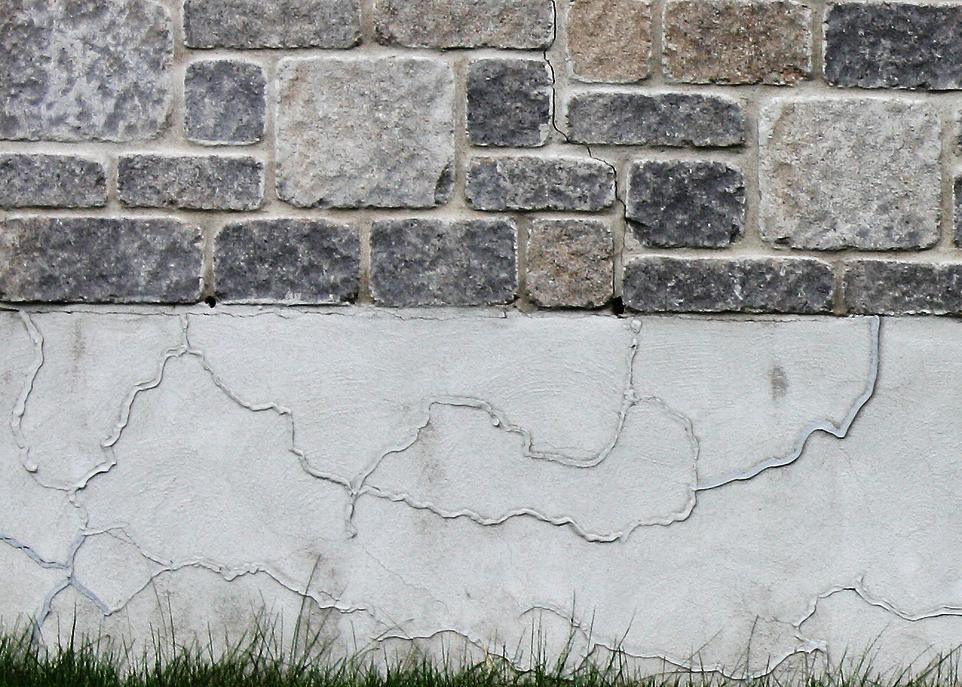 <p>La pyrrhotite est un sulfure de fer présent en différentes concentrations dans les granulats qui servent à la fabrication du béton. Son oxydation déclenche une réaction en chaîne qui provoque l'expansion et la fissuration du béton. Au cours des dernières années, ce problème a touché des centaines de bâtiments résidentiels et commerciaux de la région de Trois-Rivières.</p>