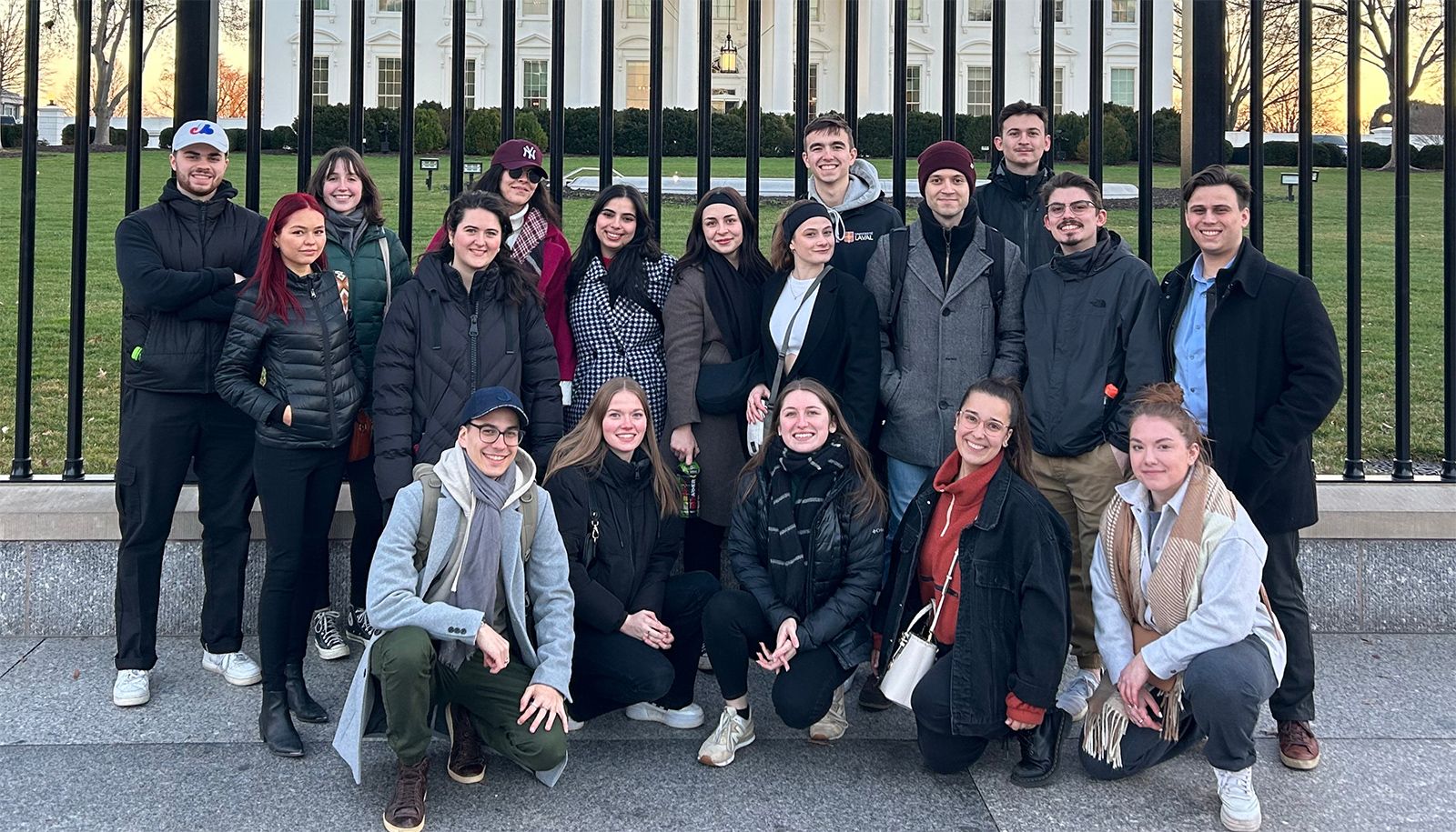 <p>L’ensemble des délégués de l’Université Laval pose devant la grille de la Maison-Blanche, la résidence officielle et le bureau du président des États-Unis.</p>