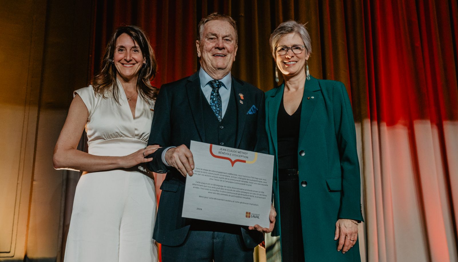 <p>Caroline Girard et la rectrice ont remis une plaque honorifique à Jean-Claude Méthot pour souligner ses 20 années de bénévolat dans le cadre de la CCU.</p>