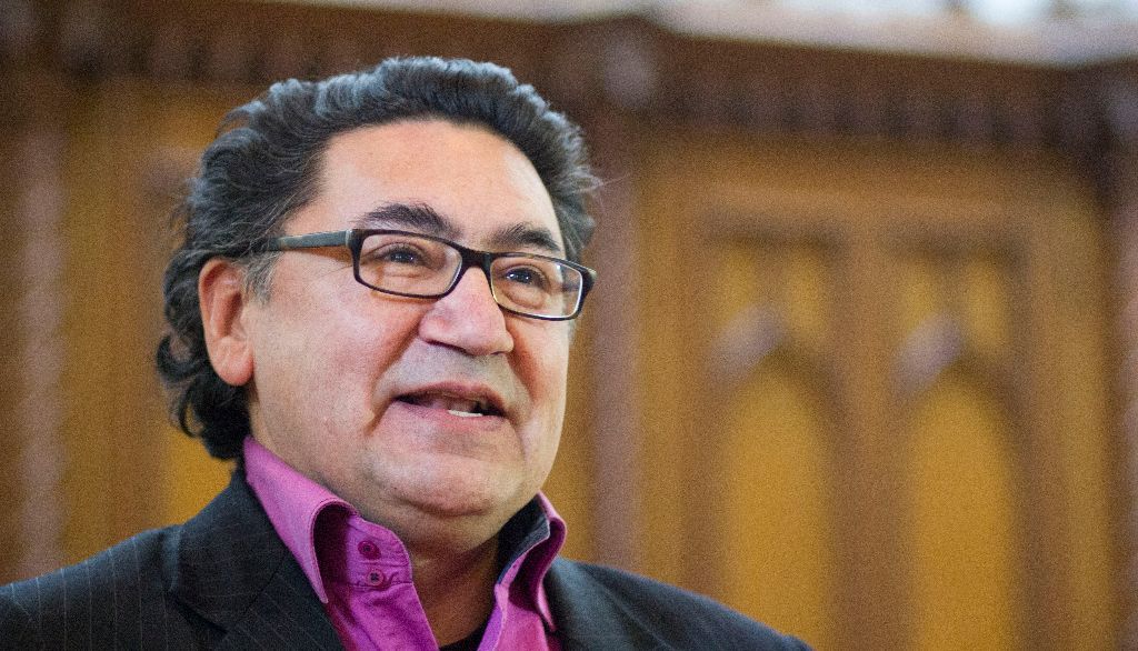 Juriste, négociateur et homme politique, Romeo Saganash a joué un rôle déterminant dans l'élaboration de la Déclaration des Nations unies sur les droits des peuples autochtones. Il a aussi a participé aux négociations de la Paix des braves, entente historique entre la nation crie et le gouvernement du Québec, signée en 2002.