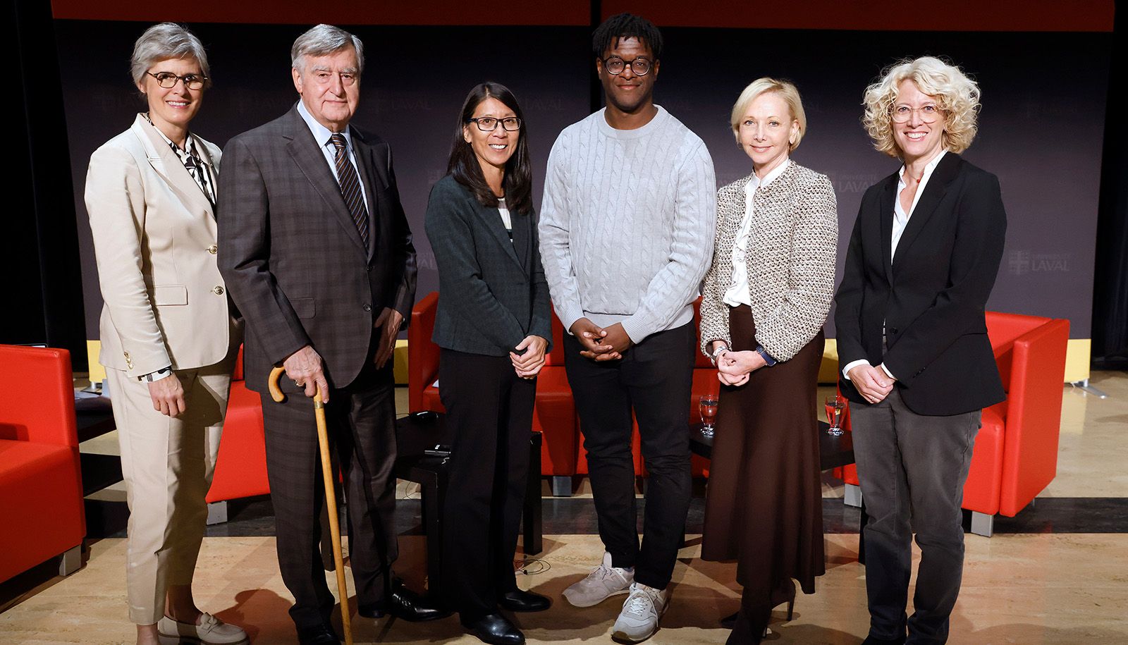 En marge du Forum du Cercle des leaders. De gauche à droite: la rectrice Sophie D’Amours, l’avocat et ancien premier ministre du Québec, Lucien Bouchard, la pédiatre et ancienne présidente internationale de Médecins sans frontières, Joanne Liu, l’entrepreneur social Fabrice Vil, la coprésidente de la chaîne hôtelière Germain, Christiane Germain, et la professeure Sophie Brière.