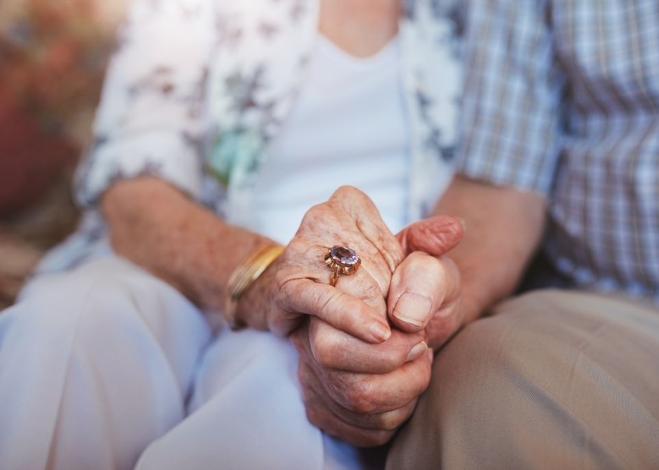 Le vieillissement de la population dans plusieurs pays du monde pousse les législateurs à réfléchir à la manière de lutter contre la maltraitance envers les aînés.