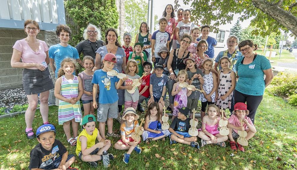 Les enfants ont un intérêt réel pour la musique traditionnelle. Ici, de jeunes participantes et participants au camp musical pour enfants du Festival Chants de Vielles, à Saint-Antoine-sur-Richelieu, en 2018.
