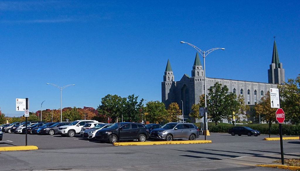 <p>Un stationnement sur le campus de l'Université Laval.</p>