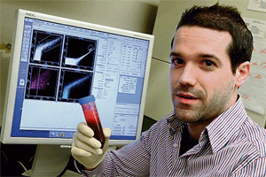 <p>Éric Boilard, professeur à la Faculté de médecine</p>
