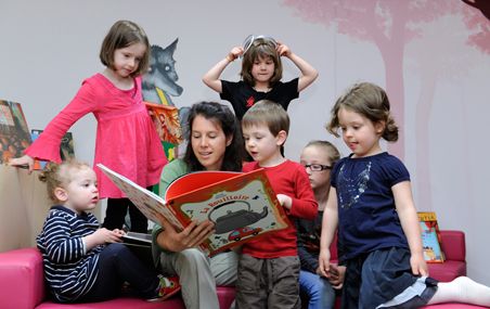 Séance de lecture à la salle Charlotte-Guérette, au 4e étage de la Bibliothèque des sciences humaines et sociales. C'est là que se déroulent, l'automne et l'hiver, les activités littéraires pour enfants organisées par la Faculté des sciences de l'éducation.