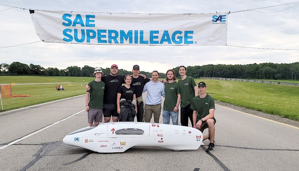 <p>Huit des douze membres de l’équipe Alérion Supermileage de l’Université Laval ont pris part à la compétition qui s’est déroulée à Marshall au Michigan. Ce sont Olivier Culat, Charles Lagacé-Leblanc, Alice Couture, Félix Bouchard, Gabriel Leclerc, Marc-Antoine Rioux, Dominic Li et Christophe Landry. La photo a été prise après la compétition et avant la remise du trophée.</p>