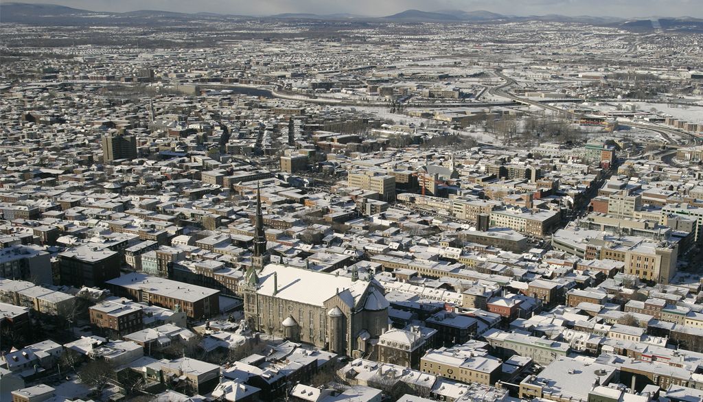 Vue aérienne de l’église Saint-Jean-Baptiste et des environs en 2008.