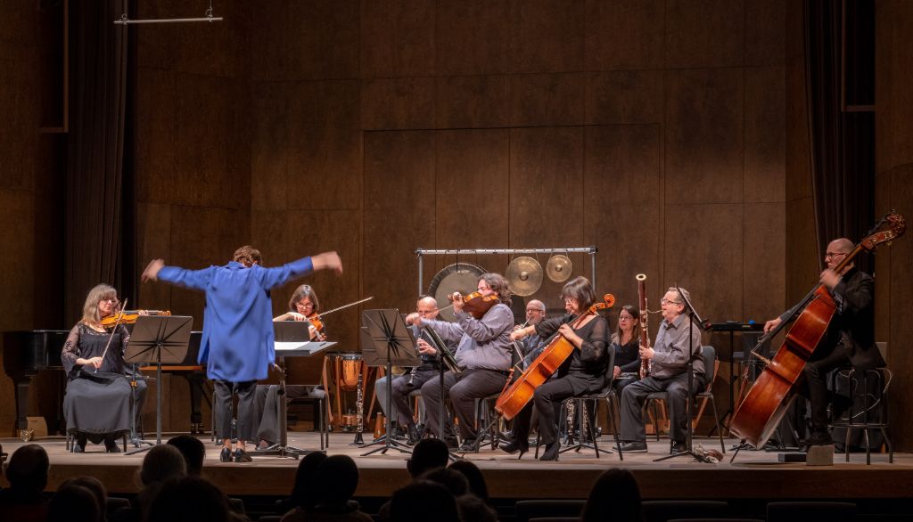 <p>Le Nouvel Ensemble moderne est l’un des plus grands promoteurs de la musique contemporaine à travers le monde. À ce jour, plus de 185 œuvres ont été composées pour cette organisation.</p>