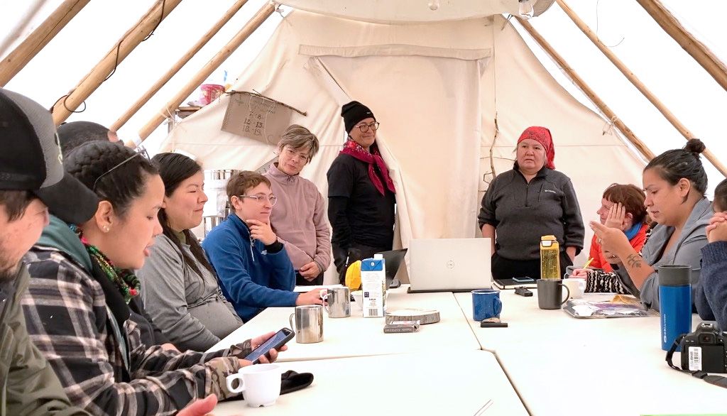 Les participantes et les participants au séminaire nordique ont interprété une chanson traditionnelle innue à la mémoire du géographe Louis-Edmond Hamelin, professeur retraité de l’Université Laval décédé en 2020. Dans ses travaux de recherche, celui-ci a accordé une place de choix aux rivières. Certaines participantes, qui ne connaissaient pas les paroles de la chanson, les lisaient sur l’écran de leur téléphone cellulaire.