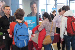 <p>Plus de 500 étudiants se sont déplacés pour rencontrer les employeurs au pavillon Charles-De Koninck.</p>