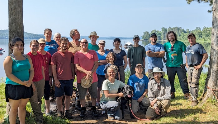 <p>L’équipe de fouilles parmi laquelle se trouve la professeure Taché, au centre en position accroupie.</p>