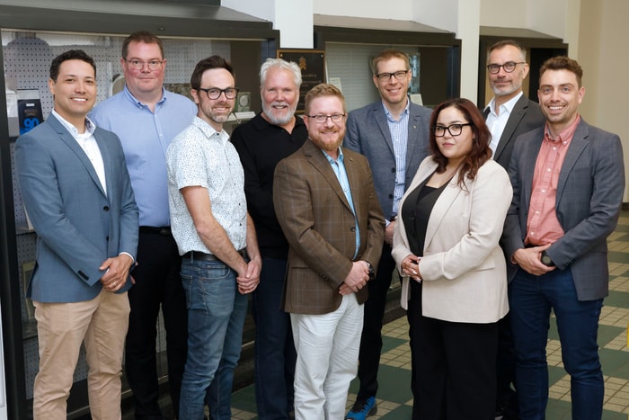 De gauche à droite: Erdrick Perez, Bruno Chouinard (Ministère de l'Environnement, de la Lutte contre les changements climatiques, de la Faune et des Parcs), Pierre-Olivier Maltais (WSP), Pascal Garand (Hatch) Jean Côté, Simon-Nicolas Roth (Hydro-Québec), Sofia Zehrouni (Englobe), Benoit Mathieu (AtkinsRéalis) et Emmanuel Charrois (CIMA+), à l’occasion du premier comité directeur de la Chaire cet été.
