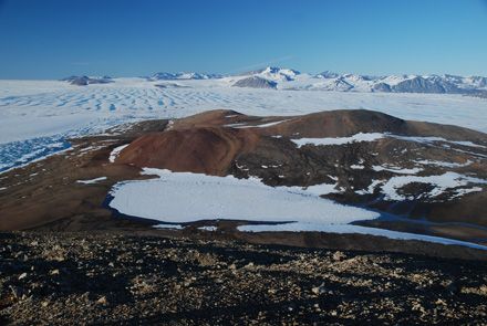 Le lac Ward Hunt, au nord d'Ellesmere dans l'extrême arctique canadien. Les données recueillies par les chercheurs du Centre d'études nordiques suggèrent que le lac pouvait être gelé en permanence avant les années 1800.