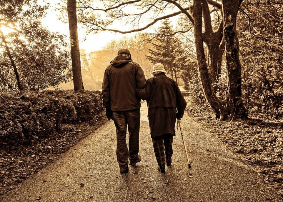 Une aide technique à la marche comme une canne permet aux personnes âgées de conserver leur autonomie. Toutefois, si cette aide est mal adaptée aux besoins de la personne ou si elle est mal utilisée, les risques de douleurs, de chutes et de blessures augmentent.