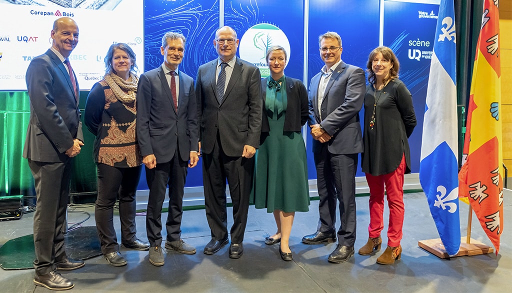 En marge de l’annonce du 26 avril sur
la création du Consortium de recherche sur les panneaux composites à base de
bois. De gauche à droite: Louis Brassard,
président-directeur général de Tafisa Canada Inc., Nicole Fenton, directrice de
l’Institut de recherche sur les forêts de l’UQAT, André Darveau, vice-recteur
exécutif et vice-recteur aux ressources humaines et aux finances de
l’Université Laval, Alain Cloutier, professeur au Département des sciences du
bois et de la forêt de l’Université Laval et directeur du Consortium, Maïté
Blanchette Vézina, ministre des Ressources naturelles et des Forêts, Jean-François Samray, président-directeur général du Conseil de l’industrie forestière du Québec, et Nancy Gélinas, doyenne de la Faculté de foresterie, de géographie et de géomatique de l’Université Laval.