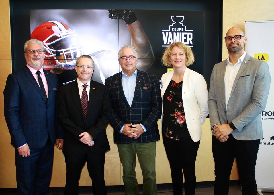 Claude Frenette, directeur général de Promutuel Assurance Portneuf-Champlain, Christian Côté, président du comité organisateur de la Coupe Vanier 2018, Bernier Drouin, directeur Développement des affaires de Promutuel Assurance Chaudière-Appalaches, Julie Dionne, directrice du Service des activités sportives de l'Université Laval et Ken Saint-Eloy, directeur du marketing et des communications d'U SPORTS sont confiants que la Coupe Vanier 2018 présentée par Promutuel Assurance sera un succès.
