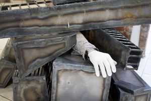 Une sculpture de Richard Noury, étudiant au baccalauréat en arts plastiques, ayant pour titre 12 janvier, 16:53, est installée dans le hall d'entrée de l'édifice La Fabrique, au 255, boul. Charest Est, à Québec. Elle invite les étudiants et le personnel de l'École des arts visuels, les amis et les visiteurs de la Galerie des arts visuels à participer à la campagne d'aide pour l'Unicef, suite au séisme en Haïti.