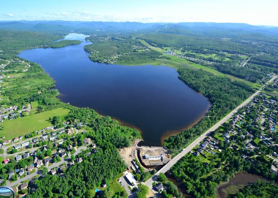 Principale source d'eau des citoyens de Québec, le lac Saint-Charles a subi une dégradation accélérée au cours des dernières années. Cet exemple illustre bien l'importance de tenir compte de la protection des sources d'eau potable dans le développement du territoire.