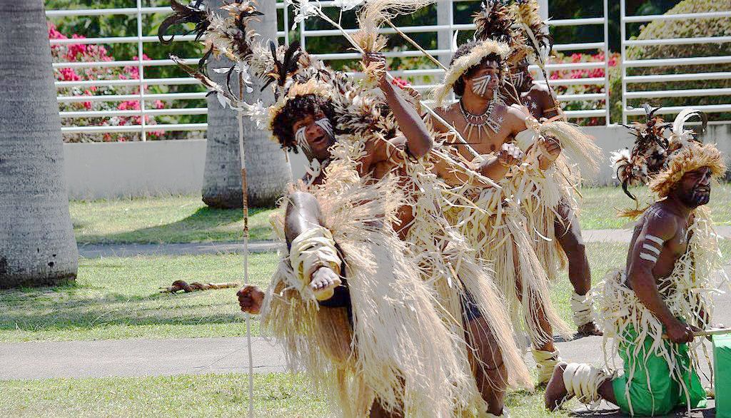 Une danse traditionnelle chez les Kanaks de Nouvelle-Calédonie. Ceux-ci représentent une minorité démographique forte avec 39% de l’ensemble de la population.