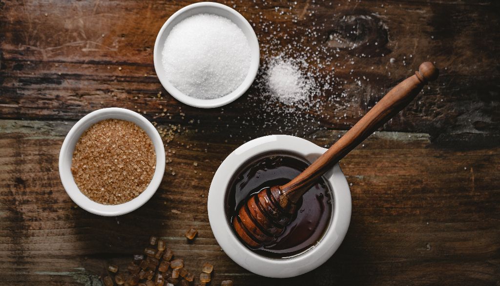<p>Contrairement aux sucres raffinés, les sucres peu transformés contiennent un mélange de sucres ainsi que des vitamines, des minéraux et surtout des polyphénols, qui pourraient atténuer les effets néfastes sur le métabolisme.</p>
