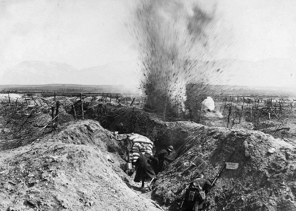 <p>Un obus allemand explose près d’une tranchée française dans les environs de Reims.</p>