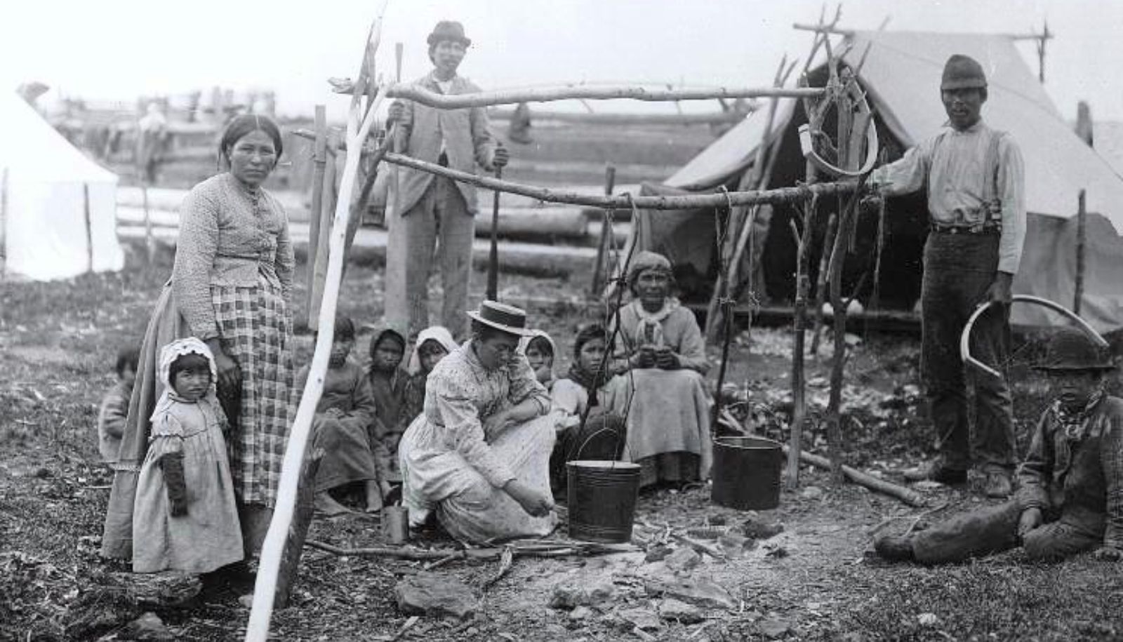 <p>Famille innue, près de Pekuakami (lac Saint-Jean), en 1898.</p>