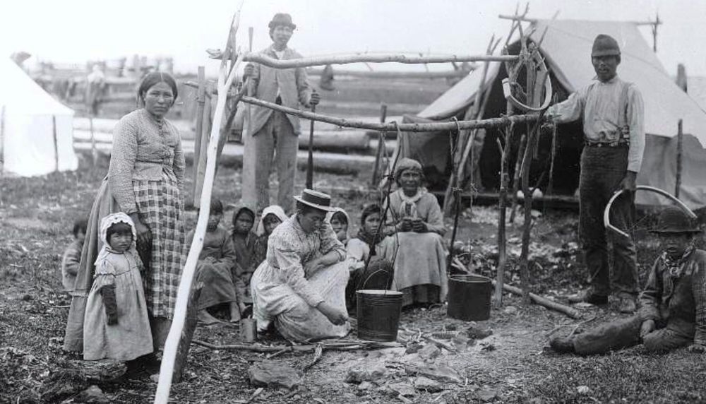 Famille innue, près de Pekuakami (lac Saint-Jean), en 1898.