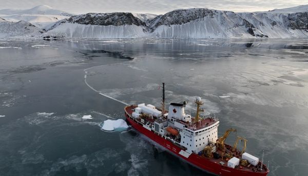 Le brise-glace de recherche canadien NGCC Amundsen dans le fjord Archer, situé dans le détroit de Nares.