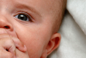 <p>L'otite est la principale cause de prescription d'antibiotiques chez l'enfant, même si la plupart de ces infections se résorbent d'elles-mêmes.</p>
