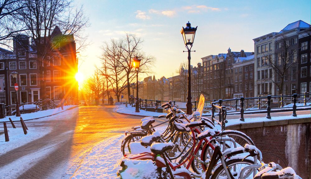 La neige ne devrait pas être une barrière aux transports actifs. À Amsterdam, 40% des déplacements sont faits en vélo.