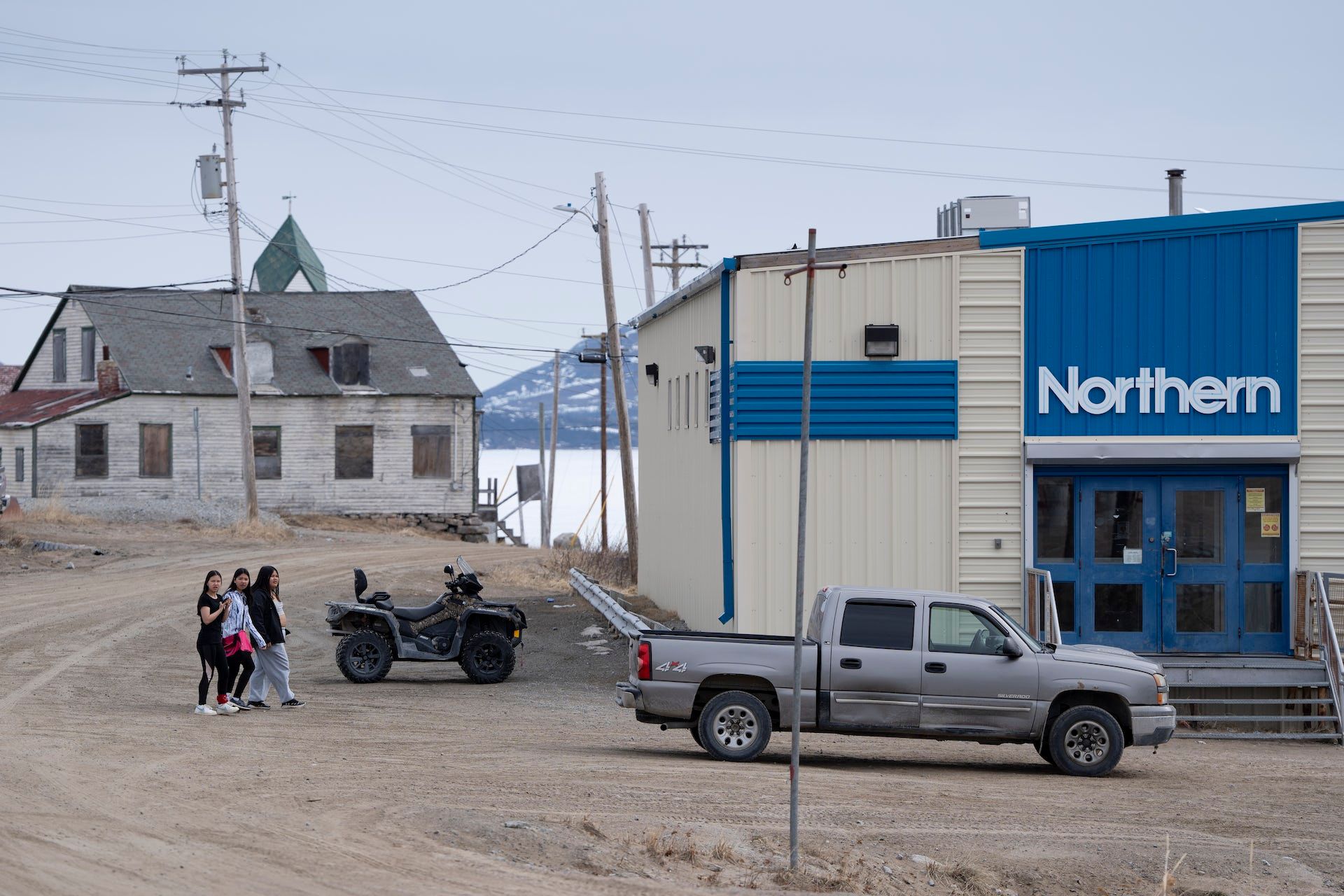 <p>Des résidents se dirigent vers le magasin Northern Store où sont vendus la plupart des produits alimentaires et des marchandises à Nain (T.-N.-L.). </p>