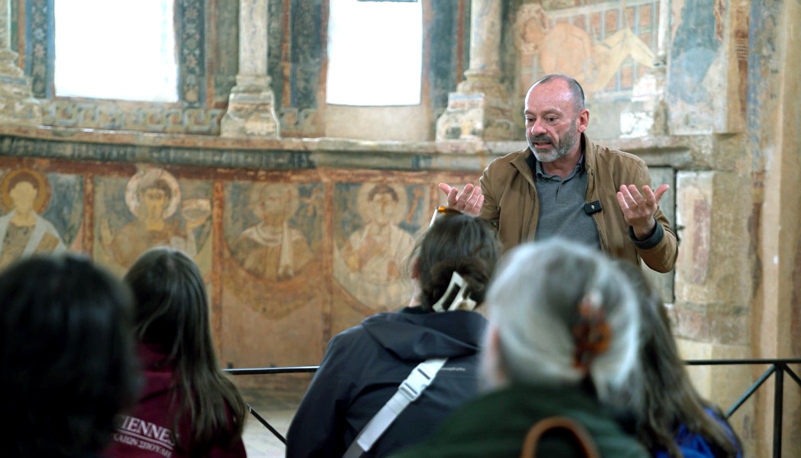 Le professeur Méhu devant ses étudiants dans la chapelle des moines de Berzé-la-Ville.