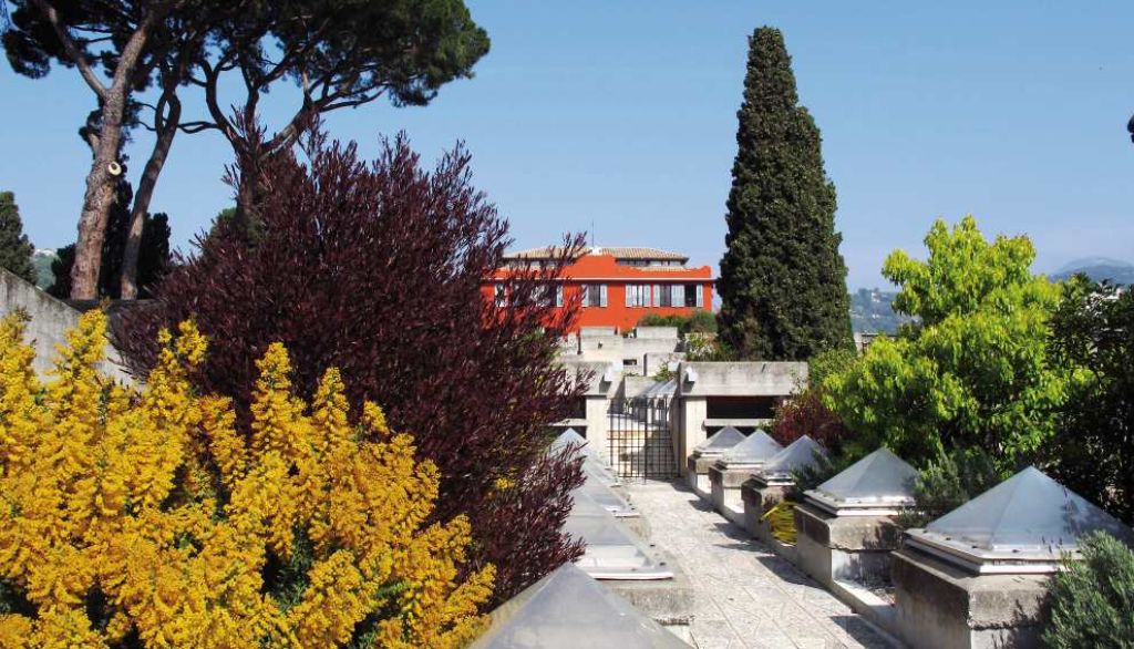 <p>La Villa Arson, à Nice, est imaginée dans les années 1960 par André Malraux, alors ministre d'État chargé des Affaires culturelles. Inaugurée en 1972, elle est un établissement innovant consacré à l'art qui a pour mission d'enseigner, d'accompagner, de chercher, d'expérimenter, de produire et de diffuser. Aujourd'hui, elle réunit une école nationale supérieure d'art, un centre national d'art contemporain, une résidence d'artistes et une médiathèque spécialisée. Elle est aussi reconnue pour son jardin suspendu et ses terrasses.</p>