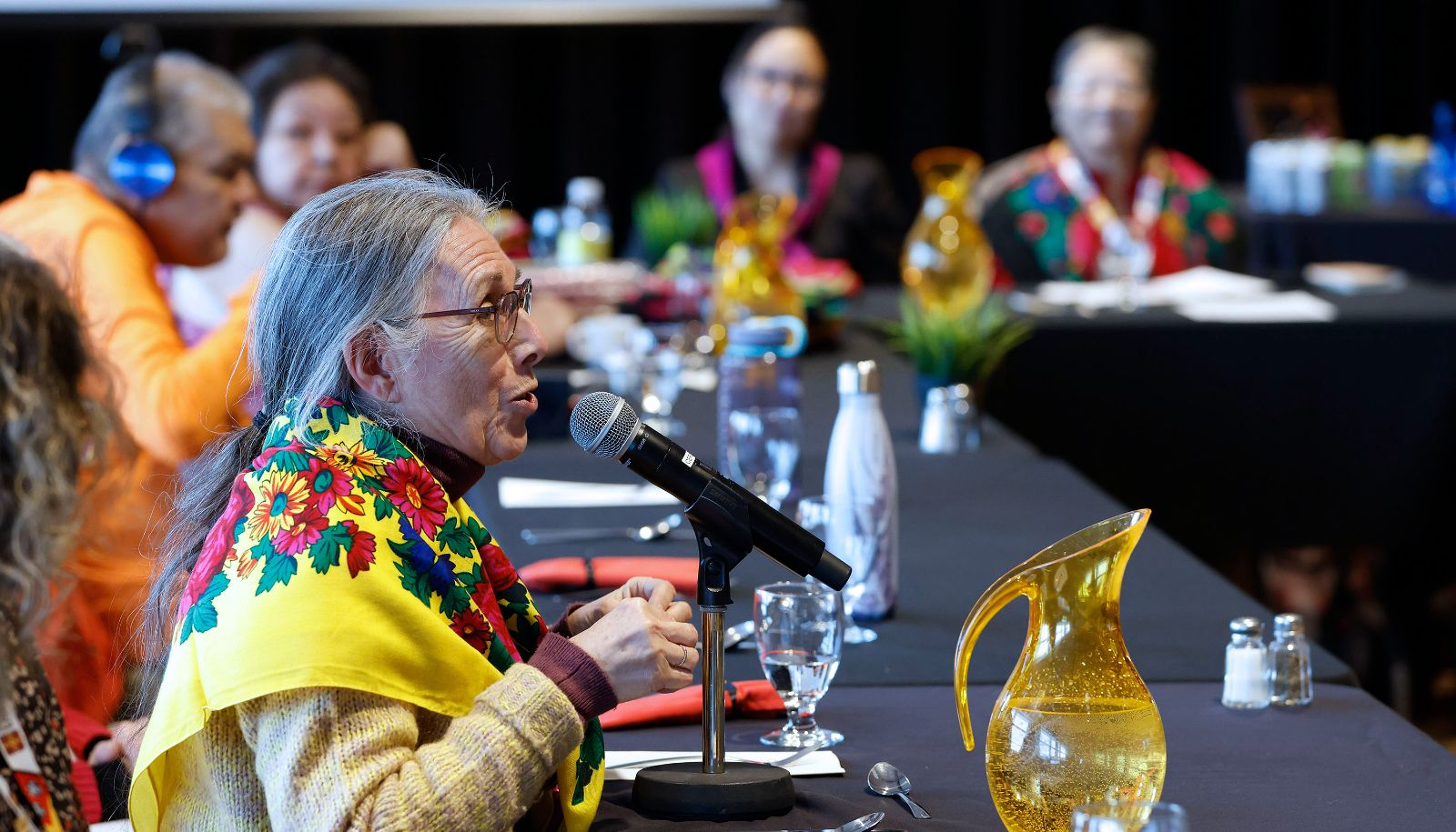 <p>Les personnes aînées qui participaient au rassemblement ont pris part à un cercle de discussion, le 26 mars en soirée, au pavillon Alphonse-Desjardins. À l'avant-plan, Nicole O’Bomsawin, aînée abénaquise, de la communauté d'Odanak.</p>