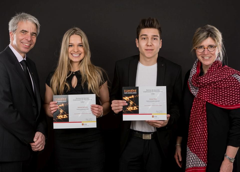 De gauche à droite : André Zaccarin, doyen de la Faculté, Gabrielle Martineau, boursière Schulich Leader et étudiante au baccalauréat en biologie, Nicolas Fillion, boursier Schulich leader et étudiant au baccalauréat en génie logiciel, et Caroline Senécal, vice-rectrice adjointe aux études et aux affaires étudiantes.