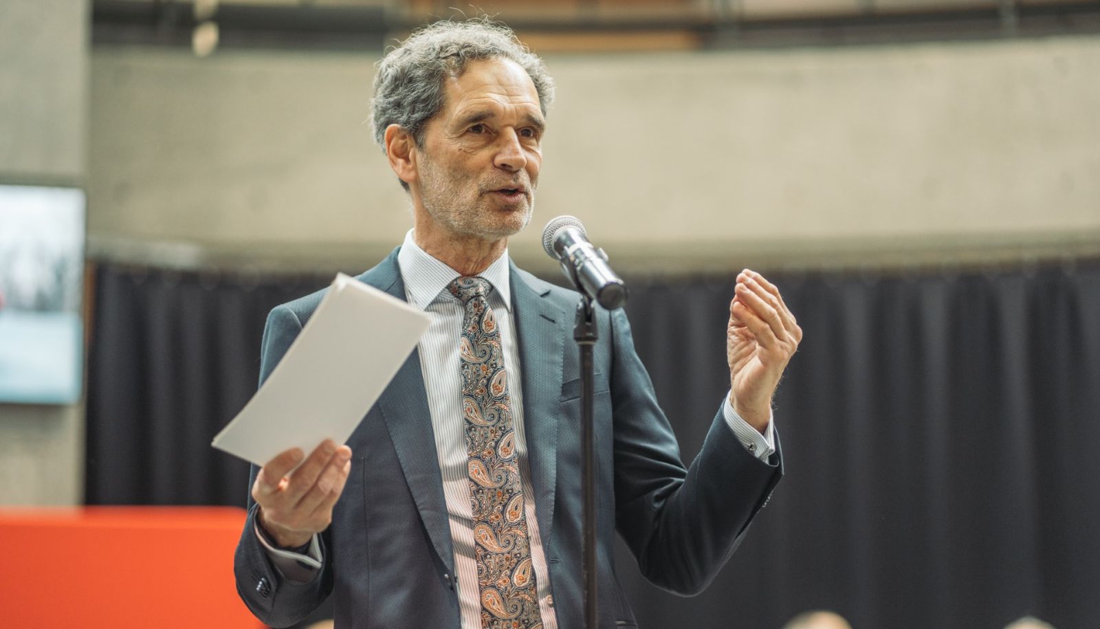 <p>Le vice-recteur exécutif et vice-recteur aux ressources humaines et aux finances, André Darveau.</p>