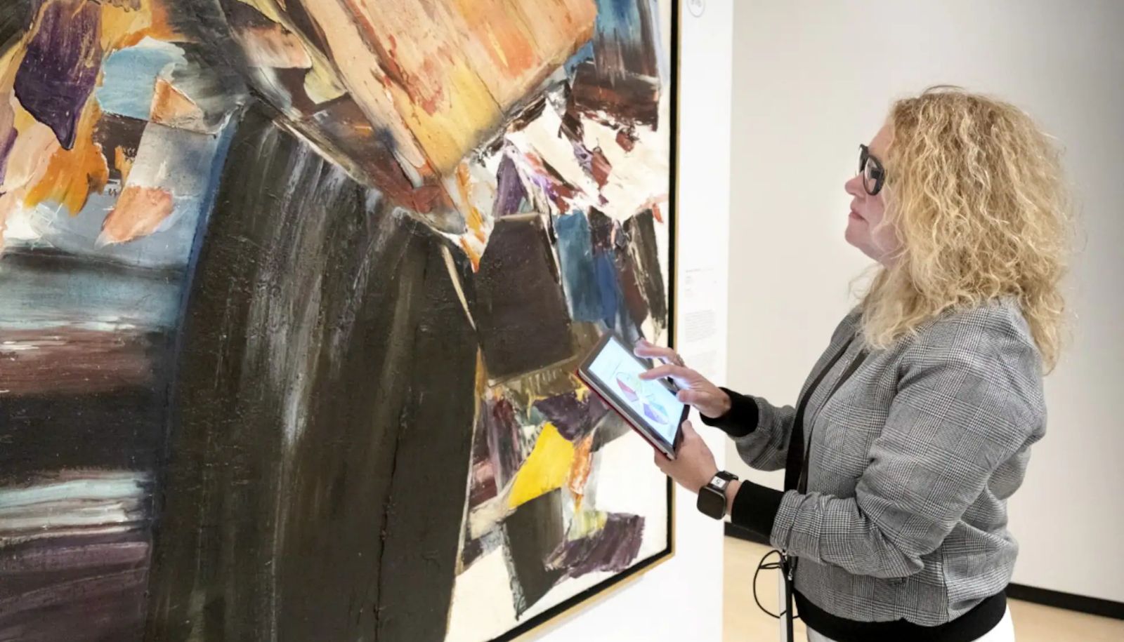 Une participante de l’étude note ses émotions devant l’œuvre Kanaka (1962) de Marcelle Ferron.