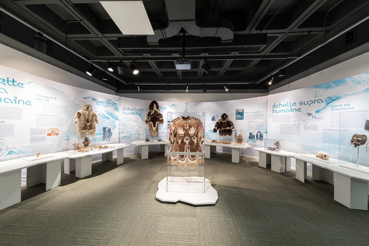 Vue d’ensemble de l’exposition Mondes inuit - La collection Saladin d’Anglure. Celle-ci est divisée en trois sections correspondant aux trois dimensions que comportait la vie des Inuit d’autrefois. Encore de nos jours, ces structures imprègnent les sociétés inuit.