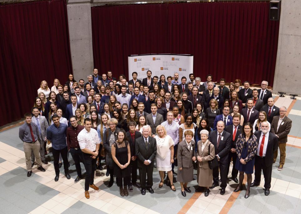 Le Programme de bourses de leadership et développement durable reconnaît le leadership et l'engagement de 90 étudiants.