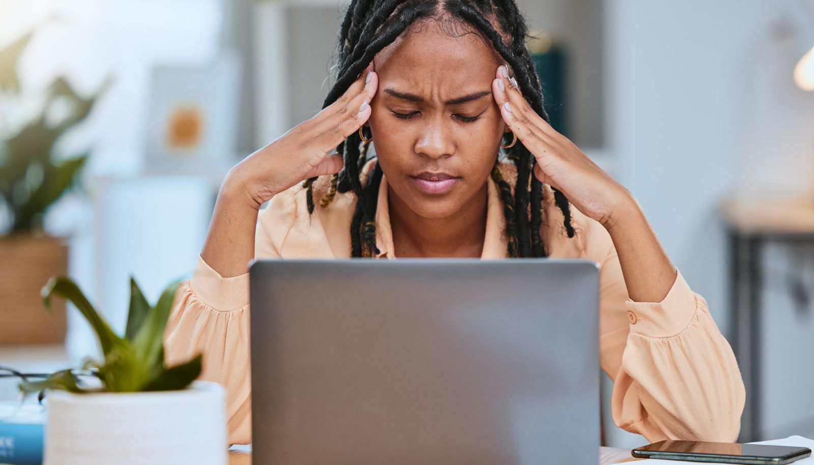 <p>Pendant la journée, le manque de sommeil fait sentir ses effets sur l'humeur, la concentration, l'attention, la mémoire, le niveau de fatigue physique et mentale, la qualité des relations interpersonnelles ainsi que sur la capacité d'accomplir son travail et les tâches domestiques, rappelle le professeur Morin.</p>