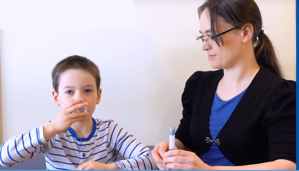 <p>Même les enfants en mesure de comprendre les consignes et de se gargariser correctement peuvent éviter l'écouvillon grâce au prélèvement par gargarisme.</p>