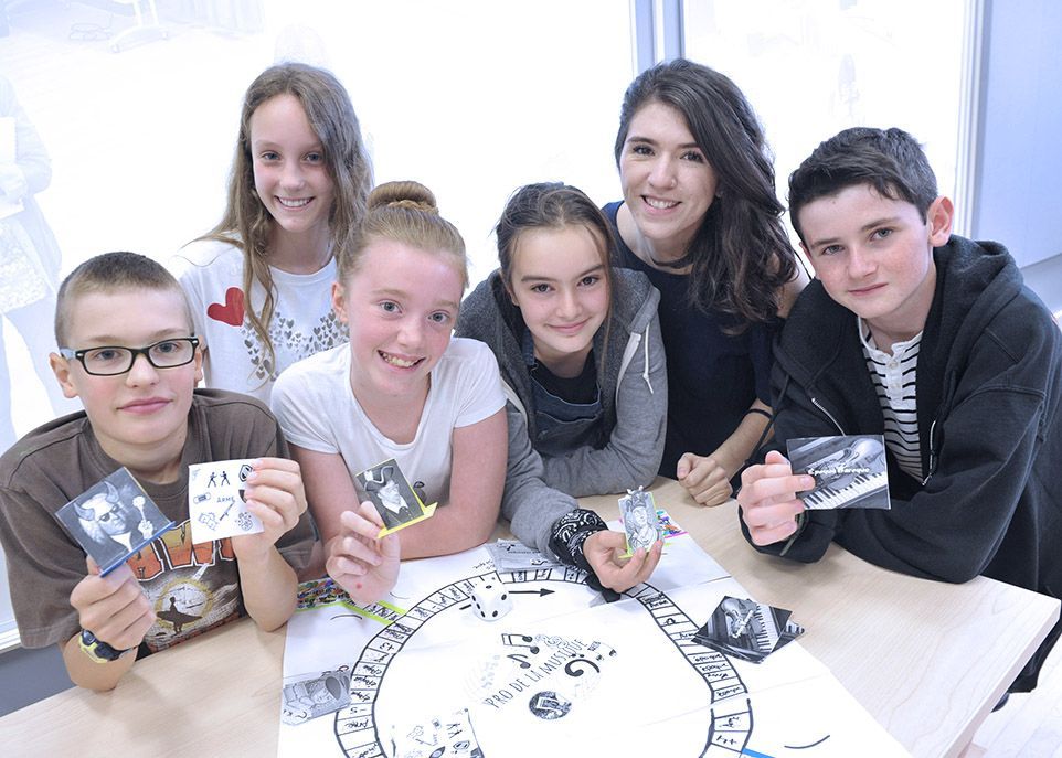 Jérôme Tanguay, Emma Desilets, Alice Laurier, Simone Perron et Eliot Lecoq font partie des participants au camp de jour L’Université des jeux(nes) musiciens l’été dernier. On les voit ici avec Astrid Martin, animatrice de l’activité et doctorante en éducation musicale.