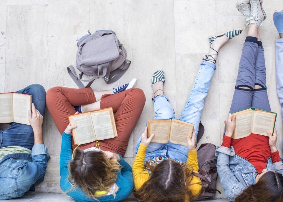 La littérature jeunesse permet d'initier les adolescents et même les enfants à des réalités parfois délicates, comme la guerre, l'alcoolisme ou la diversité sexuelle.
